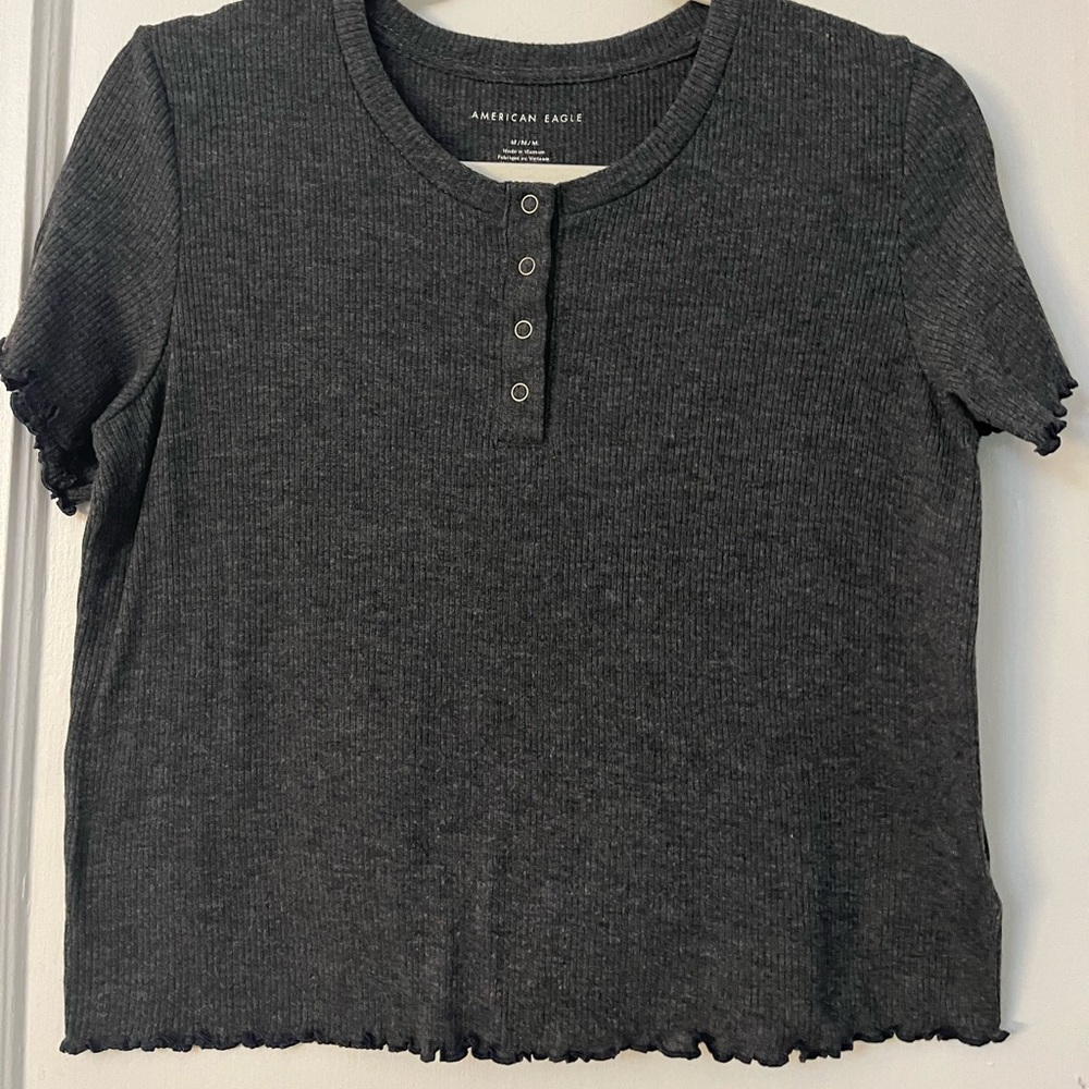 American Eagle gray shirt
